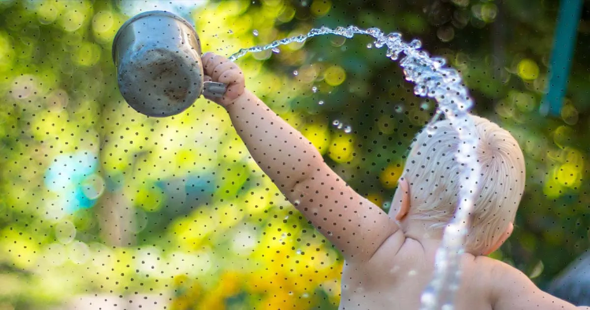 baby 6 maanden speelt met water