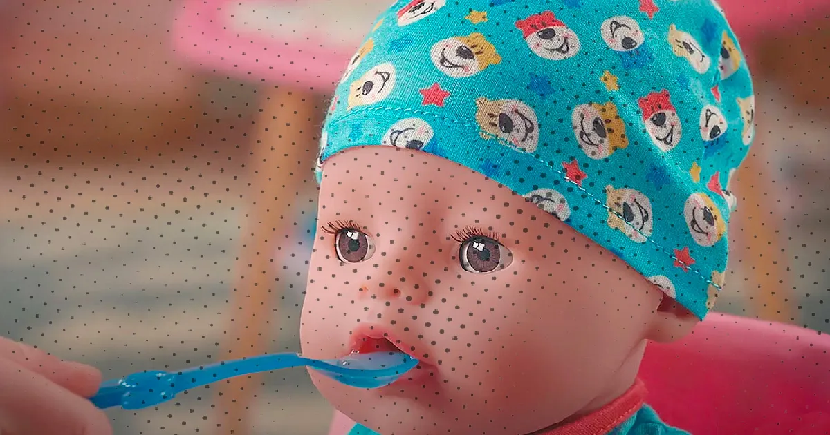 baby born eten geven met lepeltje