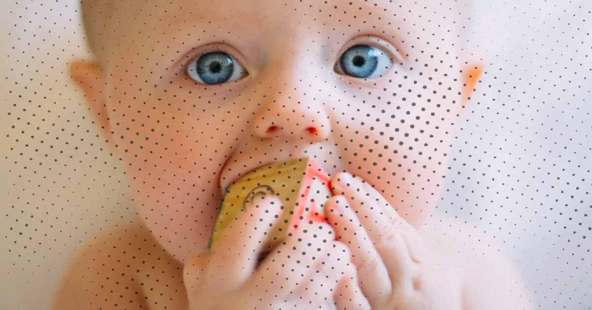 baby houten speelgoed in mond