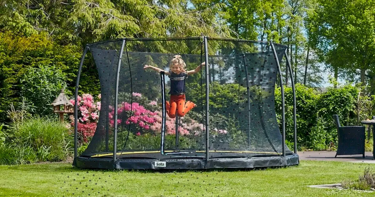 meisje in trampoline met net 