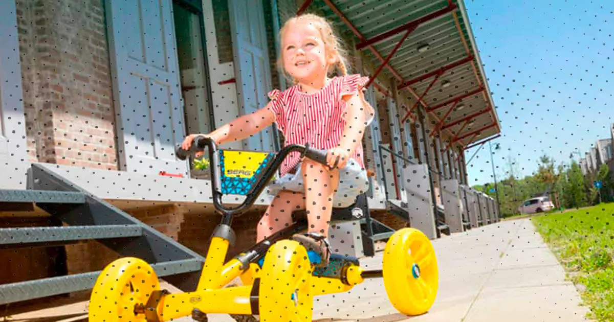 meisje op gele skelter