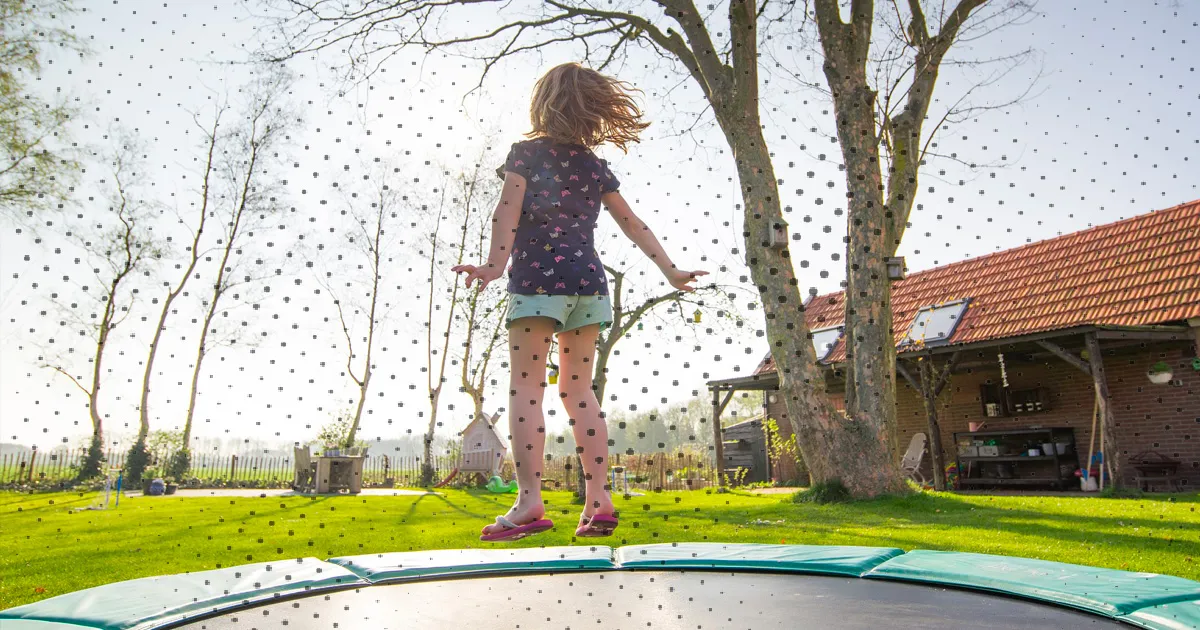 meisje op trampoline