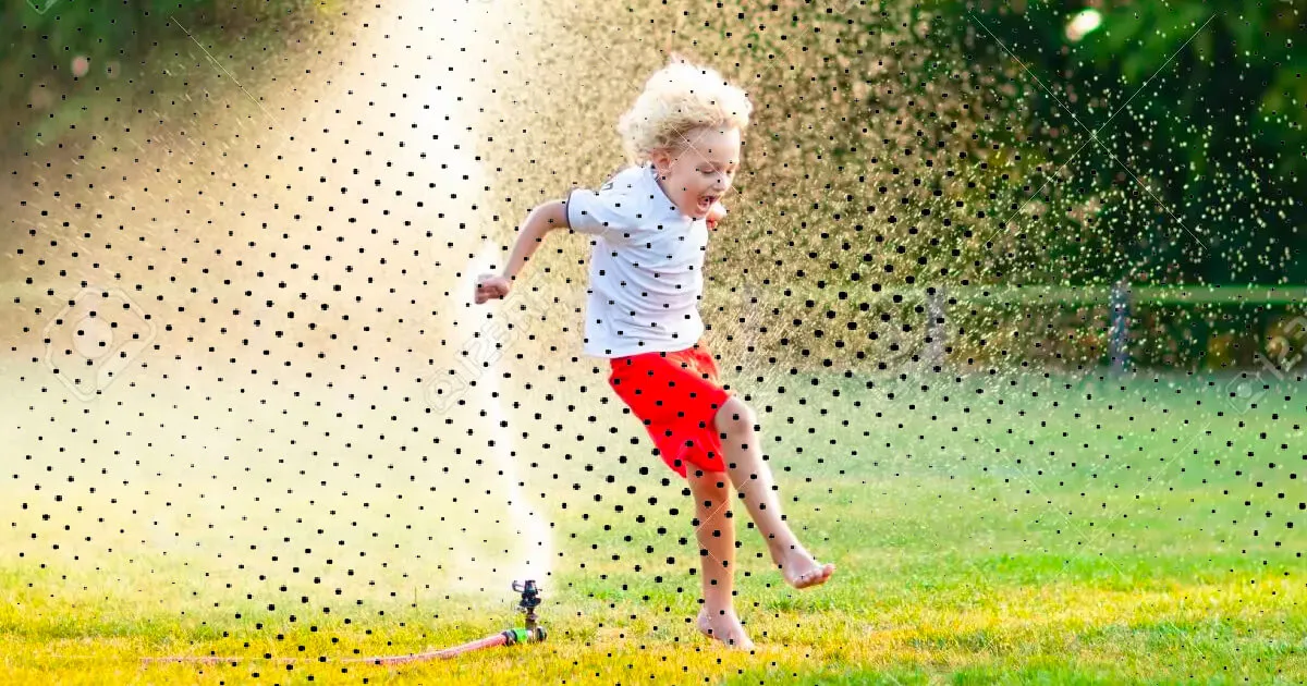 met water spelen in tuin